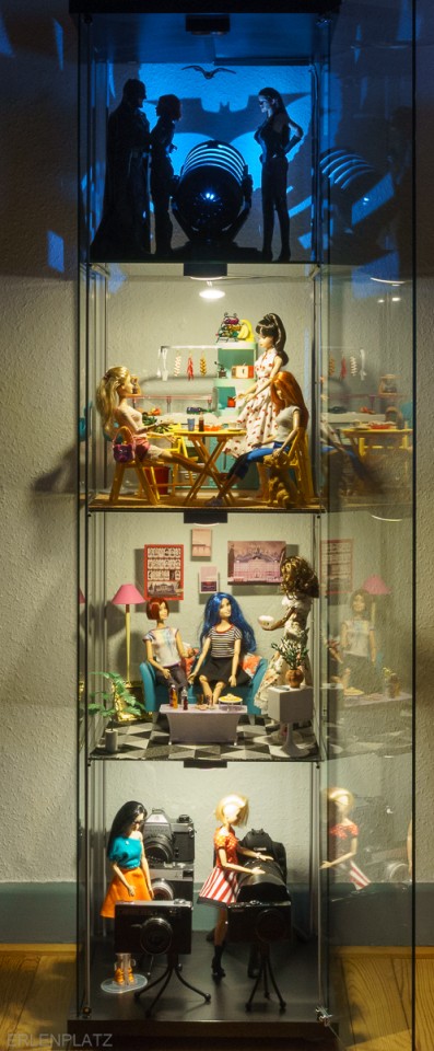 Barbie-Leben im Sommer, im Barbie-Haus in der Vitrine