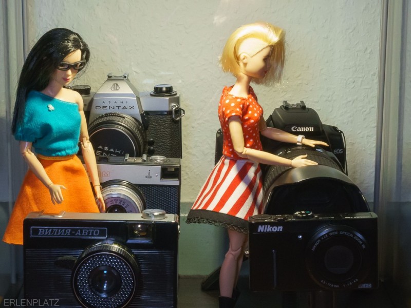 Made to Move Barbie Angela und Lise-Marie in einer Kamera-Ausstellung.