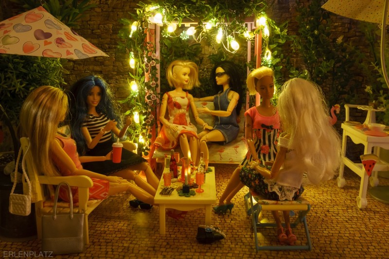 Alle Barbies unterhalten sich angeregt auf dem Sommerfest.