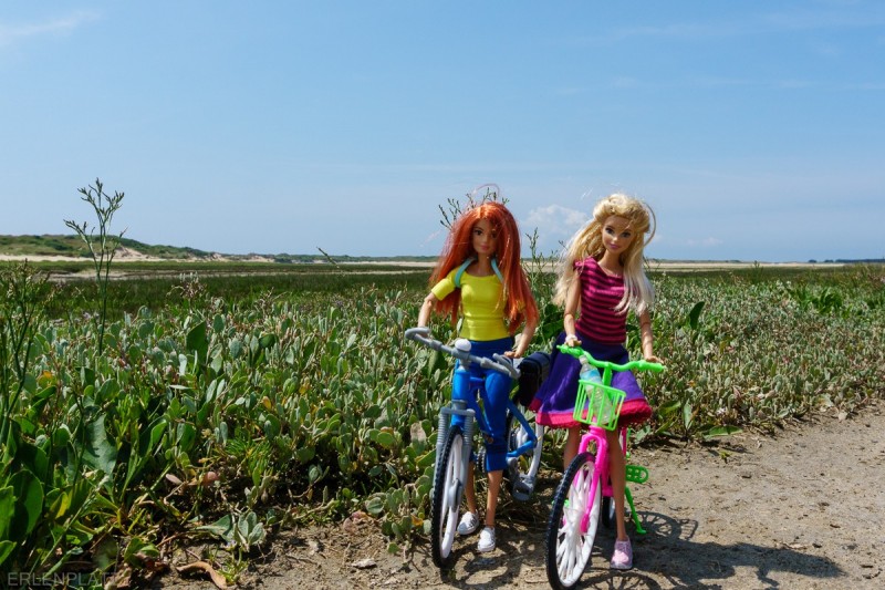 Barbie Hannah und Barbie Emma mit dem Rad unterwegs.