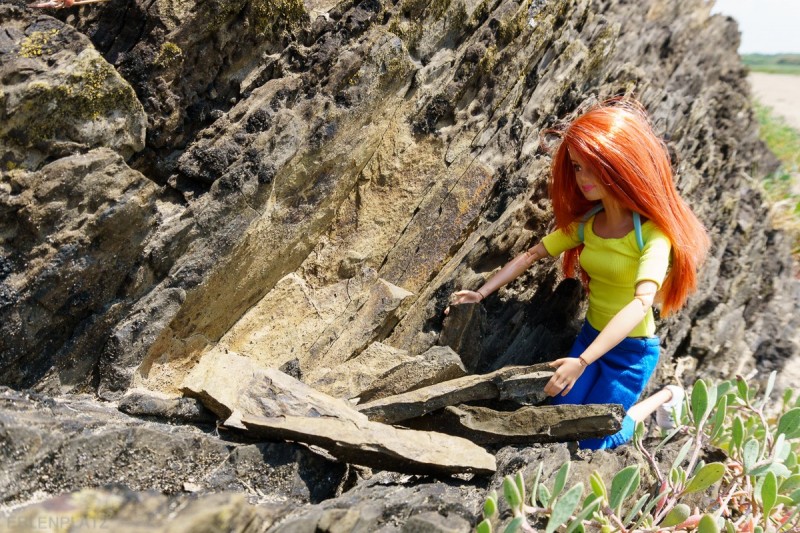 Barbie Hannah ist ganz fasziniert, was Sonne, Kälte und Wasser bei Steinen bewirken können.