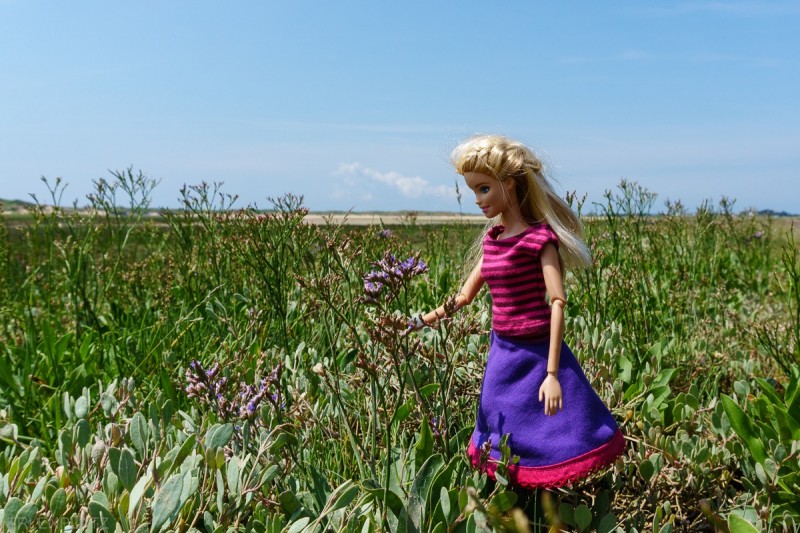 Barbie Emma betrachtet Blumen.