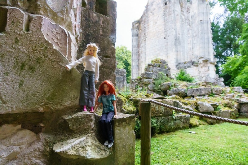 Barbie Hannah und Barbie Emma in Frankreichs Abtei Jumieges, zwischen den Ruinen.