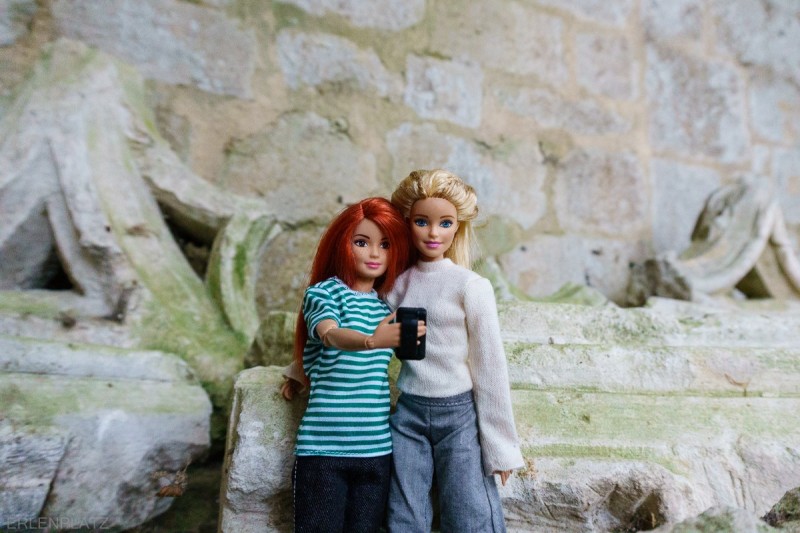Barbie Hannah und Barbie Emma machen ein Selfie in der schönsten Ruine Frankreichs, der Abtei Jumieges.