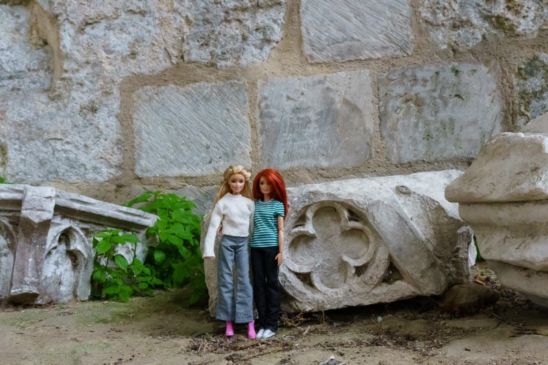 Barbie Hannah und Barbie Emma in der schönsten Ruine Frankreichs, der Abtei Jumieges, vor heruntergefallen Ornamenten.