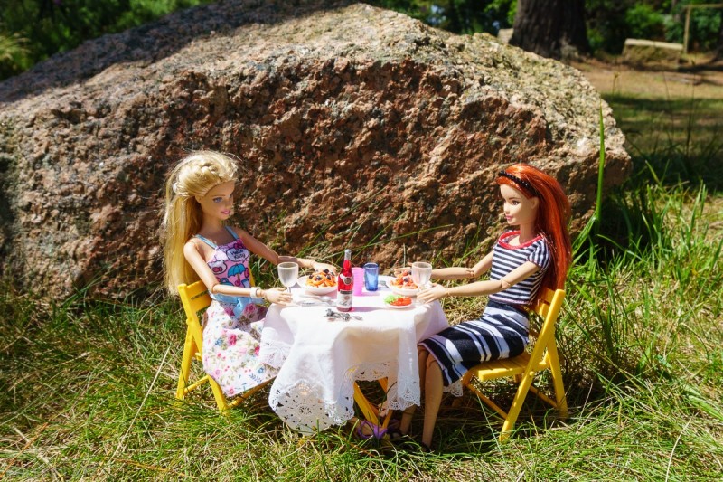 Barbie Hannah und Barbie Emma lassen sich nach dem Ausflug Pasta, Salat und Rotwein schmecken.