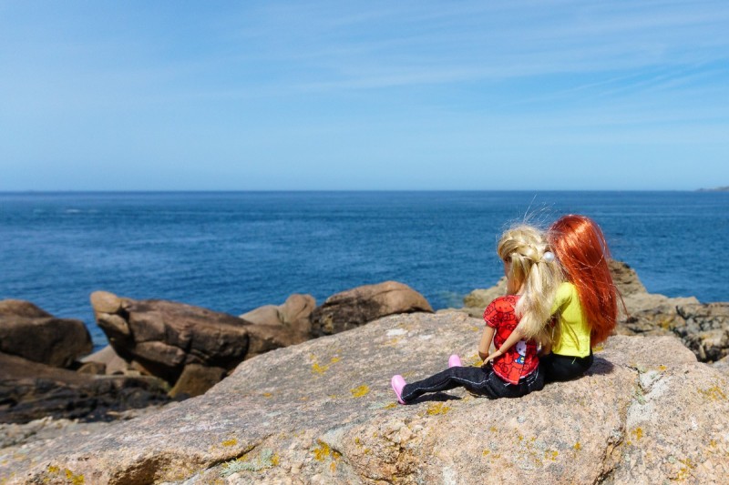 Barbie Emma und Barbie Hannah genießen den Blick auf das blaue Meer.