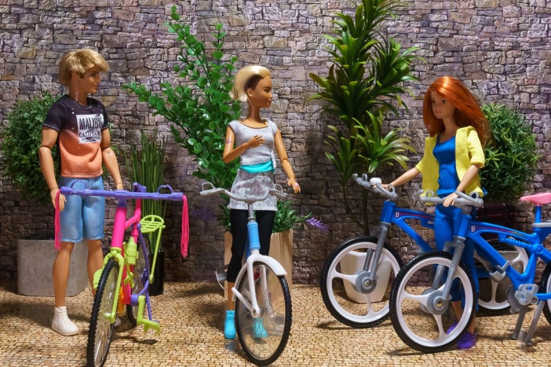 Die Barbie Hannah kommt mt ihrem Fahrrad.