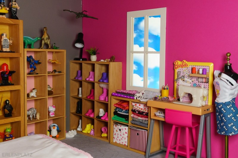 Das leere Zimmer. Im Hintergrund ist die Barbie-Nähmaschine zu sehen. Stoffe, Lampe, diverse Sammelfiguren von Schleich und von Lego.