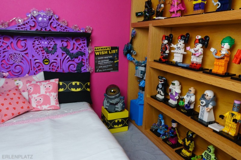 Die Bettseite  von Barbie Gloria. Mit dem Batsignal von Lego. Und diversen Lego Batman Sammelfiguren.