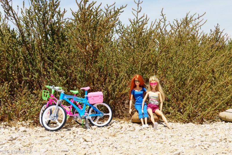 Die Barbies Hannah und Emma machen eine Pause von ihrer Fahrrad-Tour in der Camarque in Frankreich.