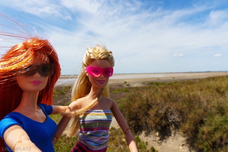 Barbie Hannah und Barbie Emma machen ein Selfie in der Camarque in Frankreich.