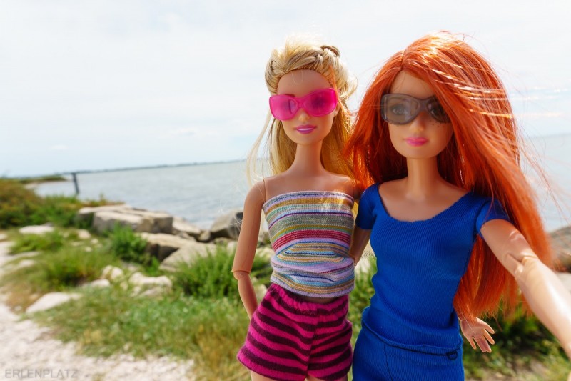 Die Barbies Hannah und Emma machen ein Selfie vor einem Binnensee in der Camargue in Frankreich