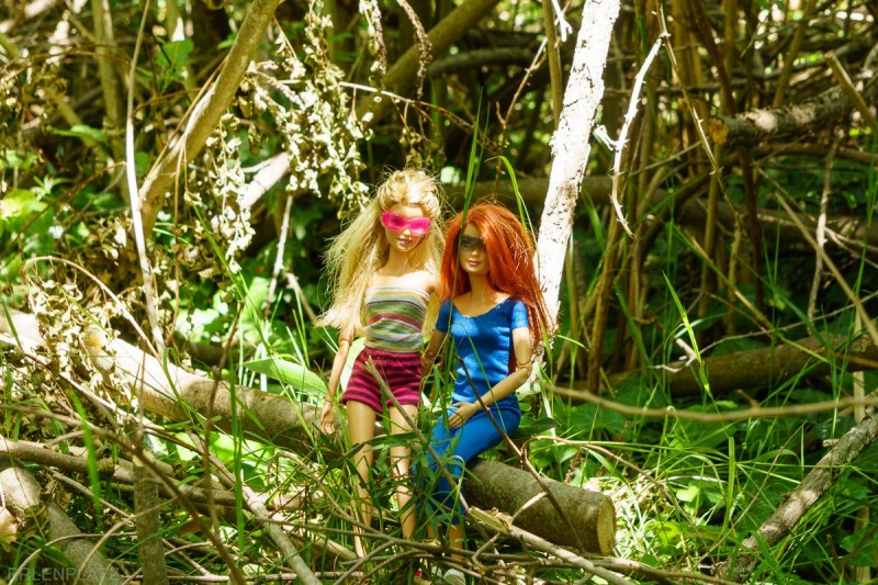 Die Barbies Hannah und Emma machen eine Pause bei der Wanderung in der Camargue in Frankreich.