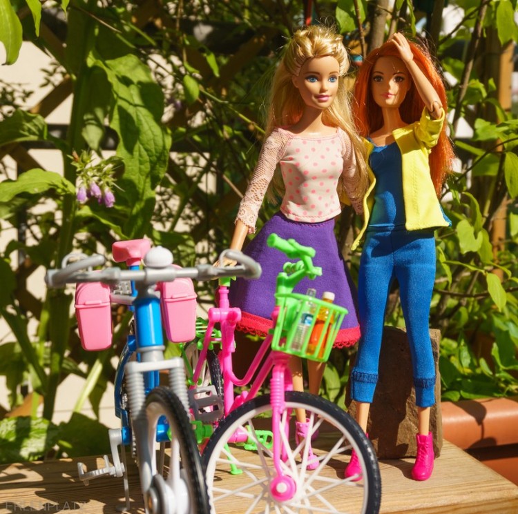Die Barbies Hannah und Emma sind mit ihren Barbie Fahrrädern unterwegs.