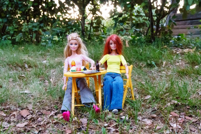 Die Barbies Hannah und Emma essen ihren leckeren französischen Käse.