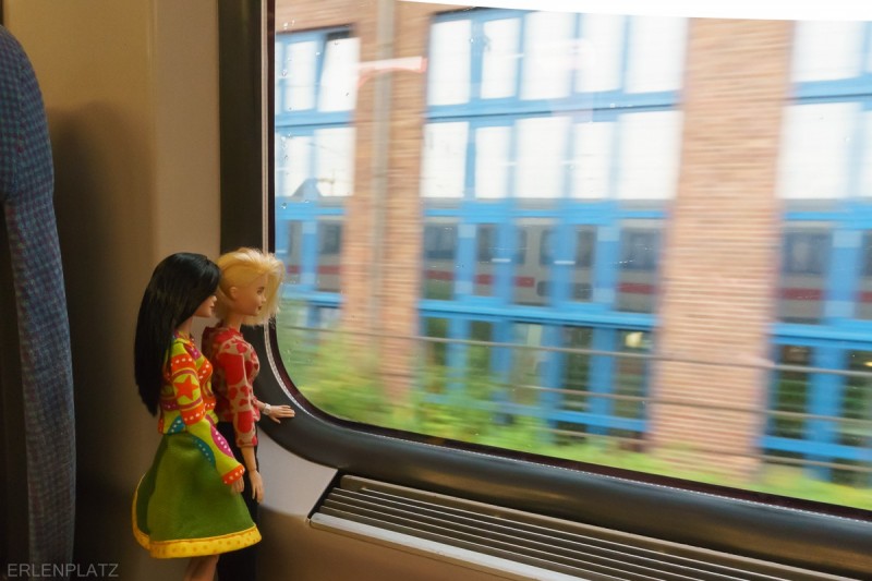Barbie Angela und Barbie Lise-Marie im Zug.