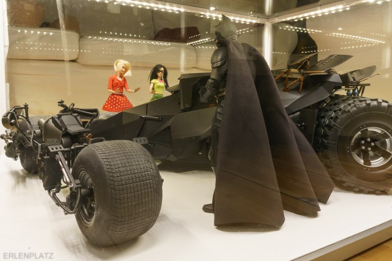 Barbie Lise-Marie und Barbie Angela im Ausstellungsbereich Batman vor den lebensgroßen Hot Toys Modellen von Batman, Tumbler und Batpod.