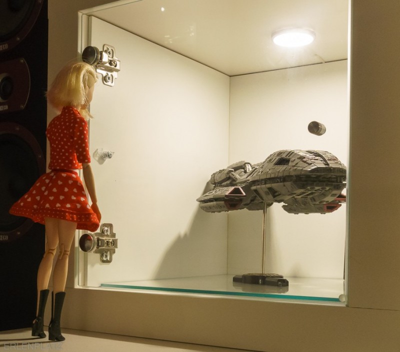 Barbie Lise-Marie im Ausstellungs-Bereich 'Battlestar Galactica' vor dem Modell 'Battlestar'.