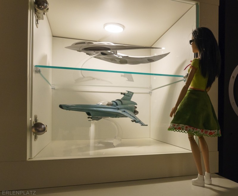 Barbie Angela  im Ausstellungs-Bereich 'Battlestar Galactica' vor den Modellen 'Cylon Raider' und 'Viper VII' m