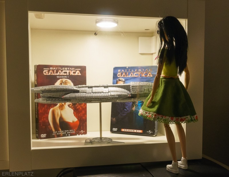 Barbie Angela  im Ausstellungs-Bereich 'Battlestar Galactica' vor dem Modell einer Battlestar.