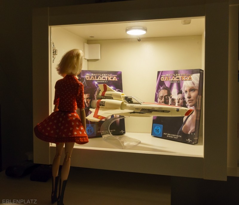 Barbie Lise-Marie im Bereich 'Battlestar Galactica) vor dem Modell einer Viper II